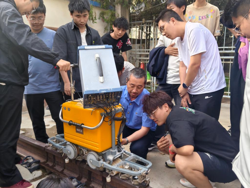 “工匠进校园”赋能职教创新 ---钢轨探伤大师郭斌宏开讲智能检测技术