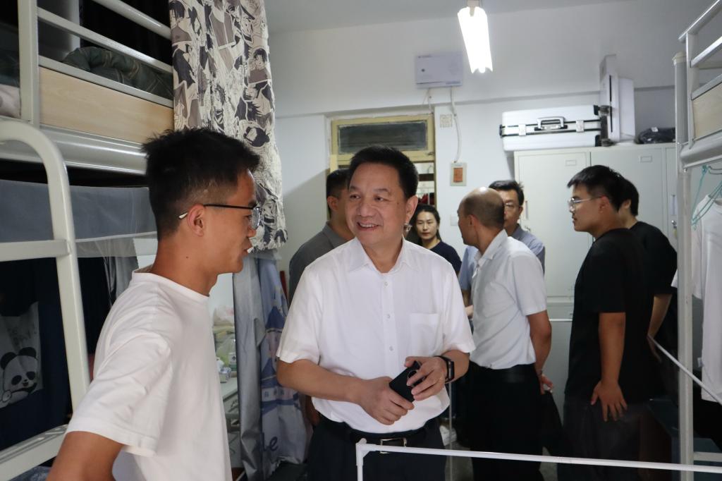 校党委常委、副校长朱廷珺来我院督查开学准备工作并开展“七进”密切联系学生活动